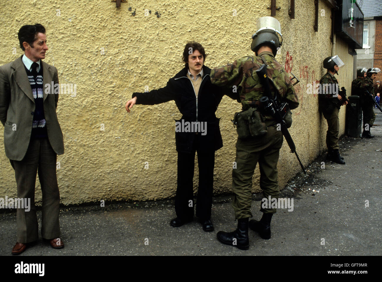 Belfast Les troubles des années 1980. Les soldats britanniques s'arrêter et de recherche. 1981 L'Irlande du Nord. HOMER SYKES Banque D'Images