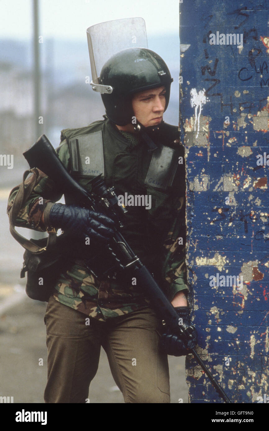 Les troubles, Belfast Irlande du Nord armée un soldat britannique en patrouille à pied 1981 années 1980 UK HOMER SYKES Banque D'Images
