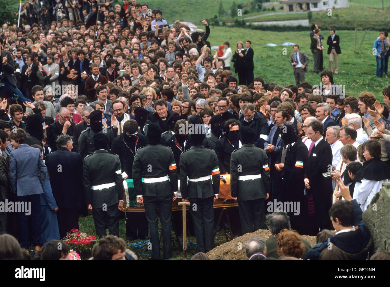 Martin Hurson paramilitaires funéraires des soldats de l'IRA dans le déguisement porter coffin Juillet 1981 Philippe Mathieu comté de Tyrone en Irlande du Nord. Les troubles des années 1980, il est mort à Long Kesh en grève de la faim HOMER SYKES Banque D'Images