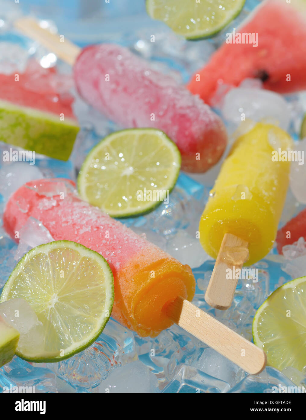 Lime rafraîchissante glace fruits et pop sur des cubes de glace Banque D'Images