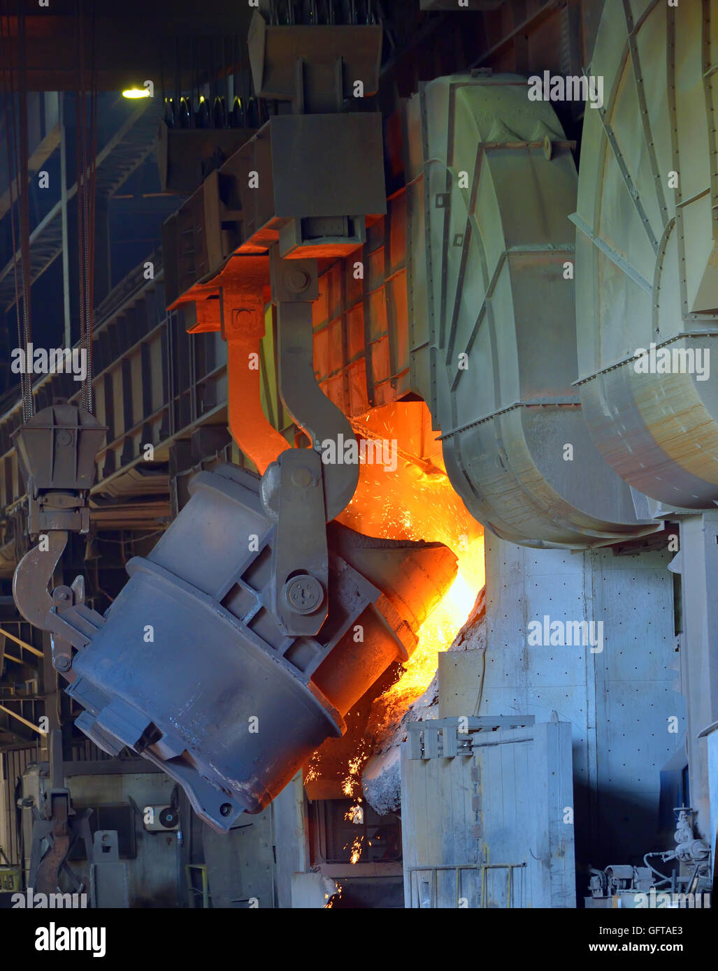 Fun pour de l'acier en fusion dans une usine de production de fer et d'acier Banque D'Images
