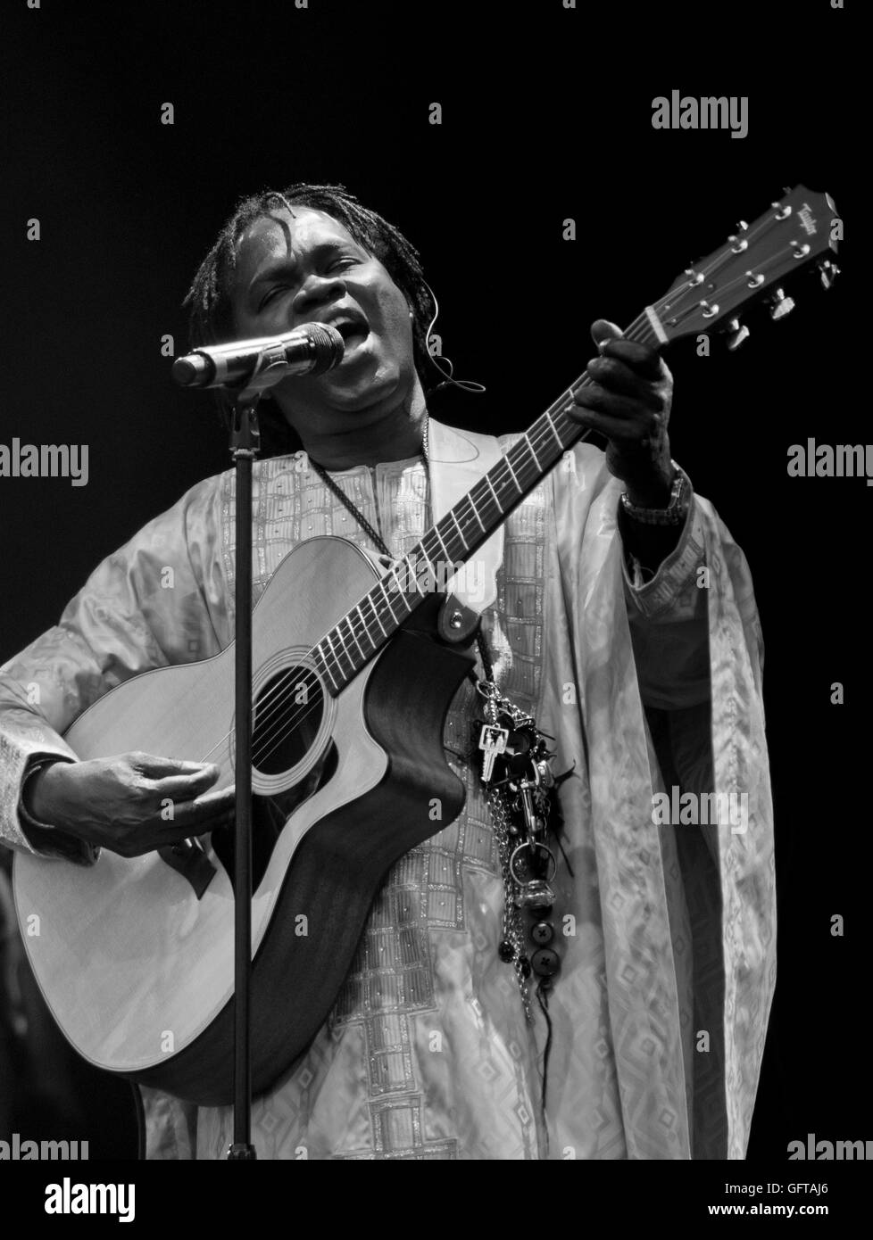 Musicien légendaire Baaba Mal du Sénégal à jouer au monde 2016 WOMAD Arts de musique et dance festival à Charlton Park. Le Wiltshire. L'Angleterre. UK Banque D'Images