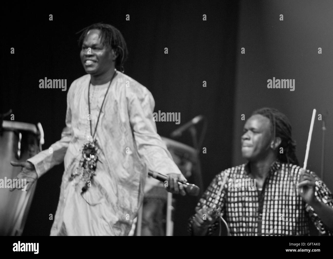 Musicien légendaire Baaba Mal du Sénégal à jouer au monde 2016 WOMAD Arts de musique et dance festival à Charlton Park. Le Wiltshire. L'Angleterre. UK Banque D'Images