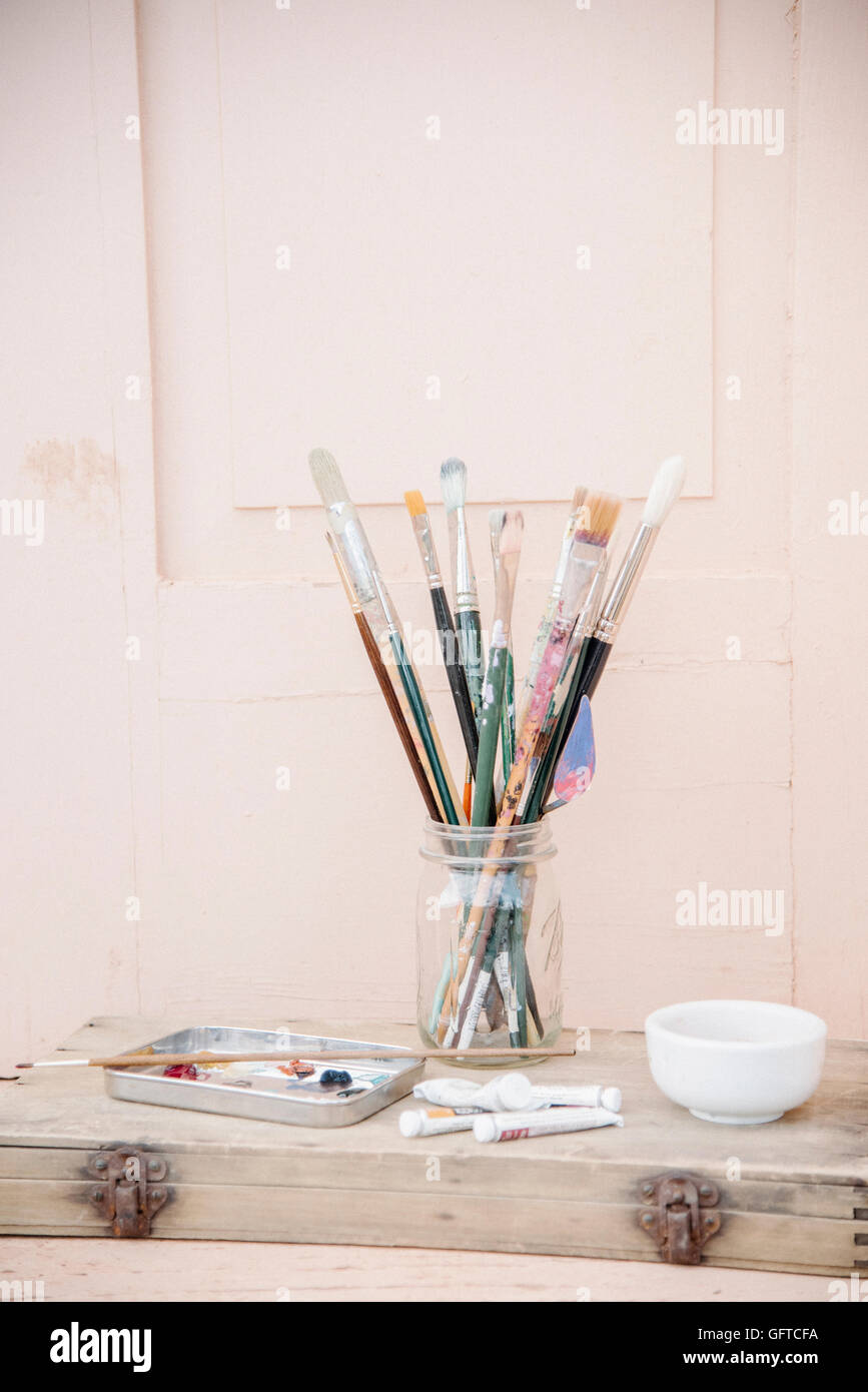 Matériel peinture pinceaux avec bol en verre de tubes de peinture et un bol Banque D'Images
