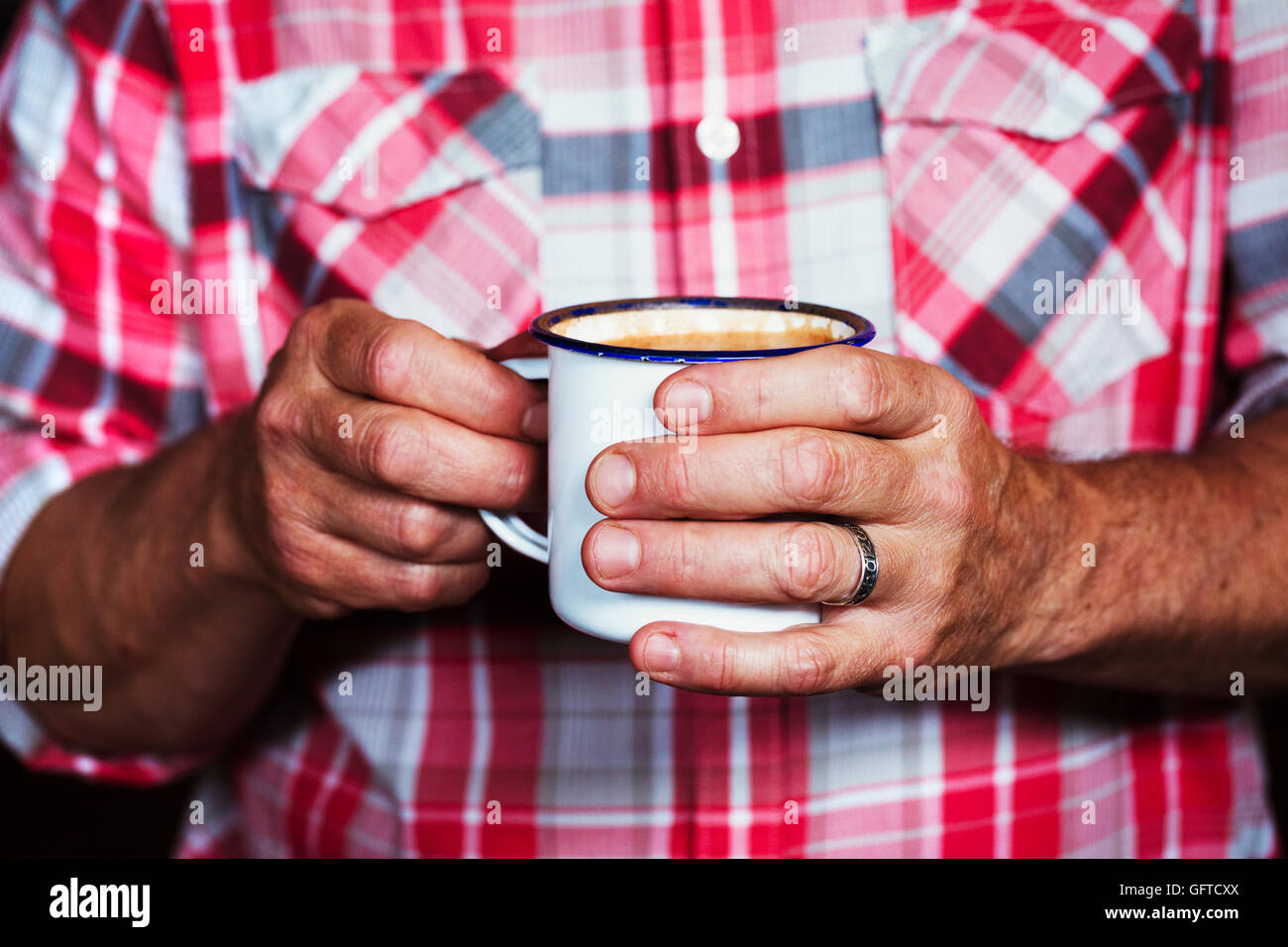 Un homme tenant une tasse de café Banque D'Images