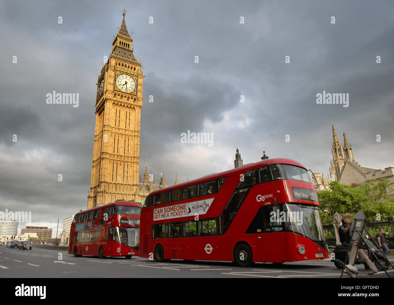 Un bus de Londres rouge se déplace sur le pont de Westminster avec la chambre du Parlement et Big Ben (Elizabeth Tower) en vue Banque D'Images