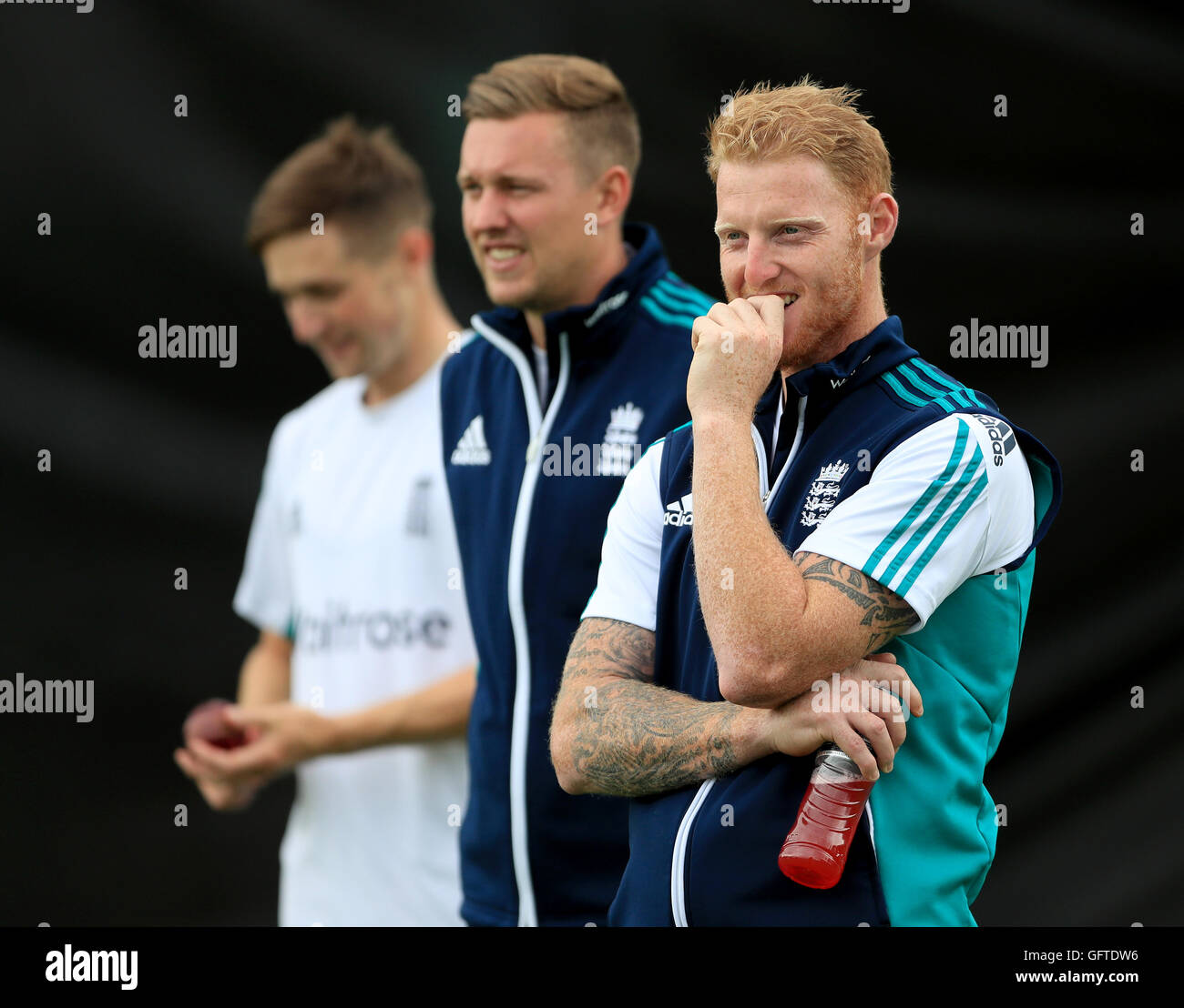 L'Angleterre Ben Stokes regarde ses coéquipiers pendant la session pratique filets à Edgbaston, Birmingham. Banque D'Images