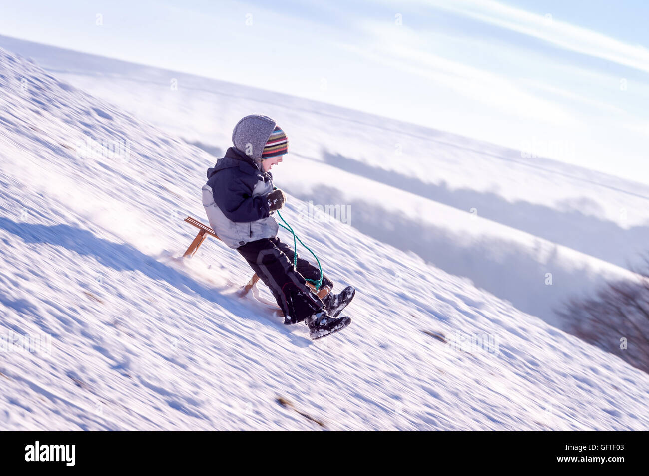 Les enfants de la luge à Brighton Stanmer Park après une chute de neige de Noël. Banque D'Images