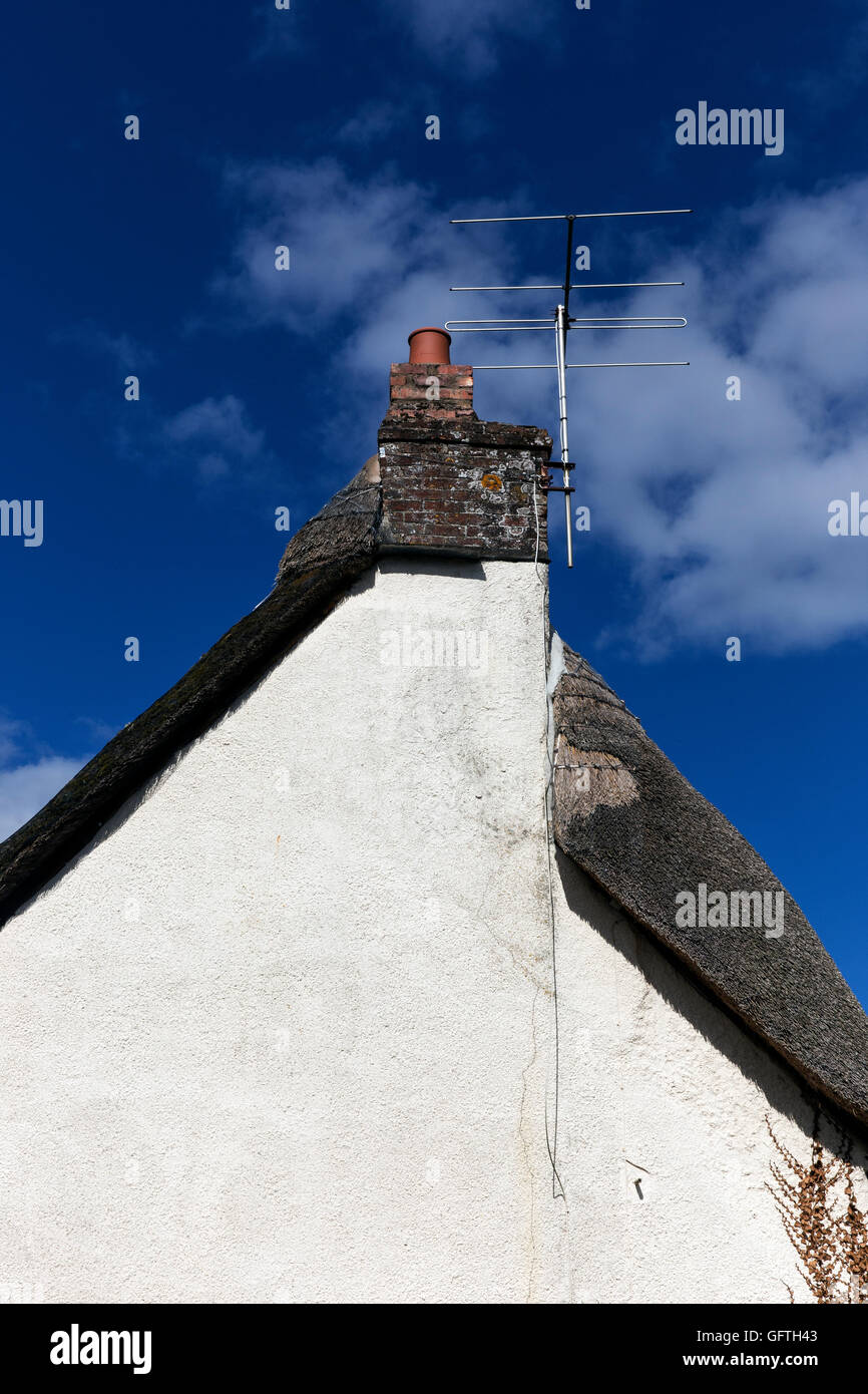 L'antenne TV sur s/n et de chaume gable, télévision, antenne, accueil, claire, ligne, câble, vieux, numérique, de la technologie, de l'équipement, rural, de l'électronique Banque D'Images