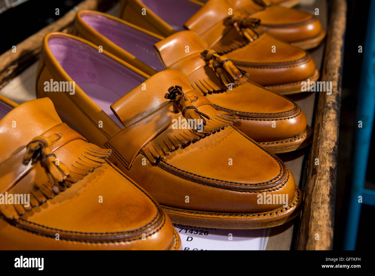 Royaume-uni, Angleterre, Northamptonshire, Earls Barton, Barker's, ligne de chaussures en cuir fait main Banque D'Images