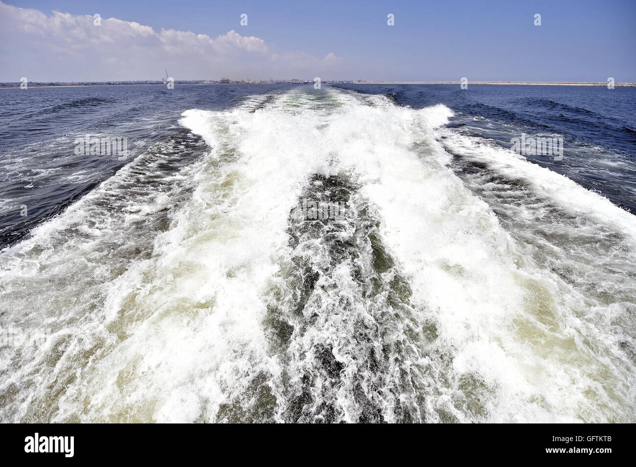De grosses vagues fait par bateau dans la mer Banque D'Images