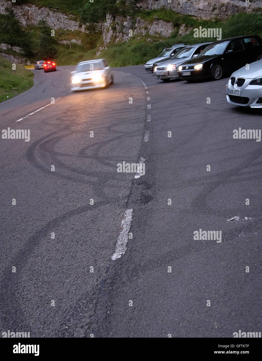 Cheddar, marques de dérapage à gauche dans la route par les jeunes conducteurs montrant le leur ami pendant le week-end le soir, 30 juillet 2016 Banque D'Images