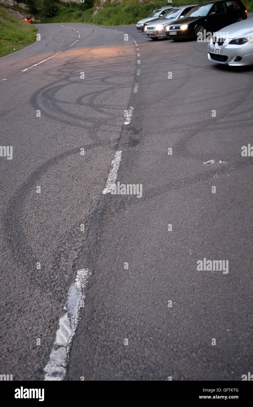 Cheddar, marques de dérapage à gauche dans la route par les jeunes conducteurs montrant le leur ami pendant le week-end le soir, 30 juillet 2016 Banque D'Images