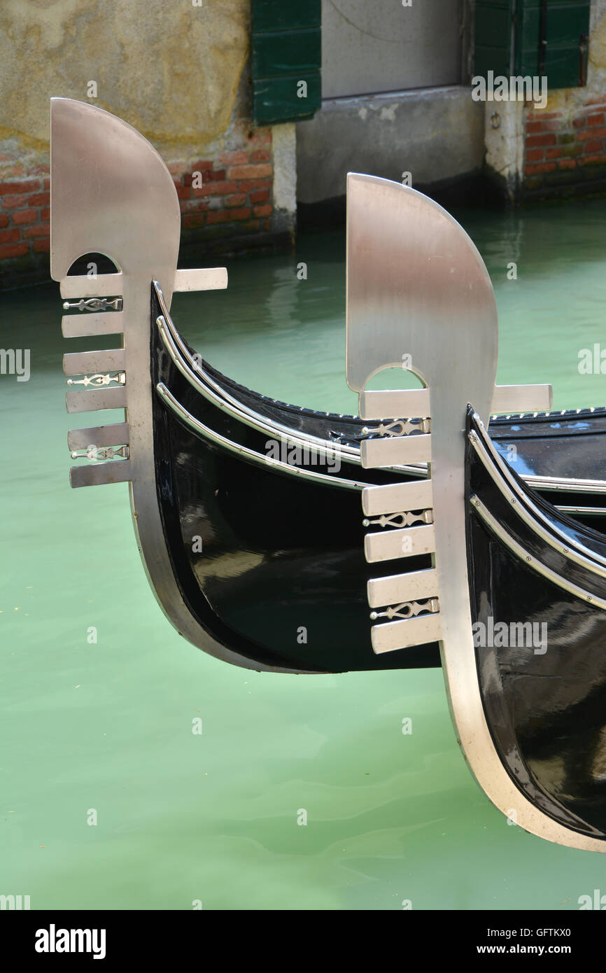 Deux "ferro", gondola bow fer typique symbolise la ville de Venise les districts et Doge hat Banque D'Images