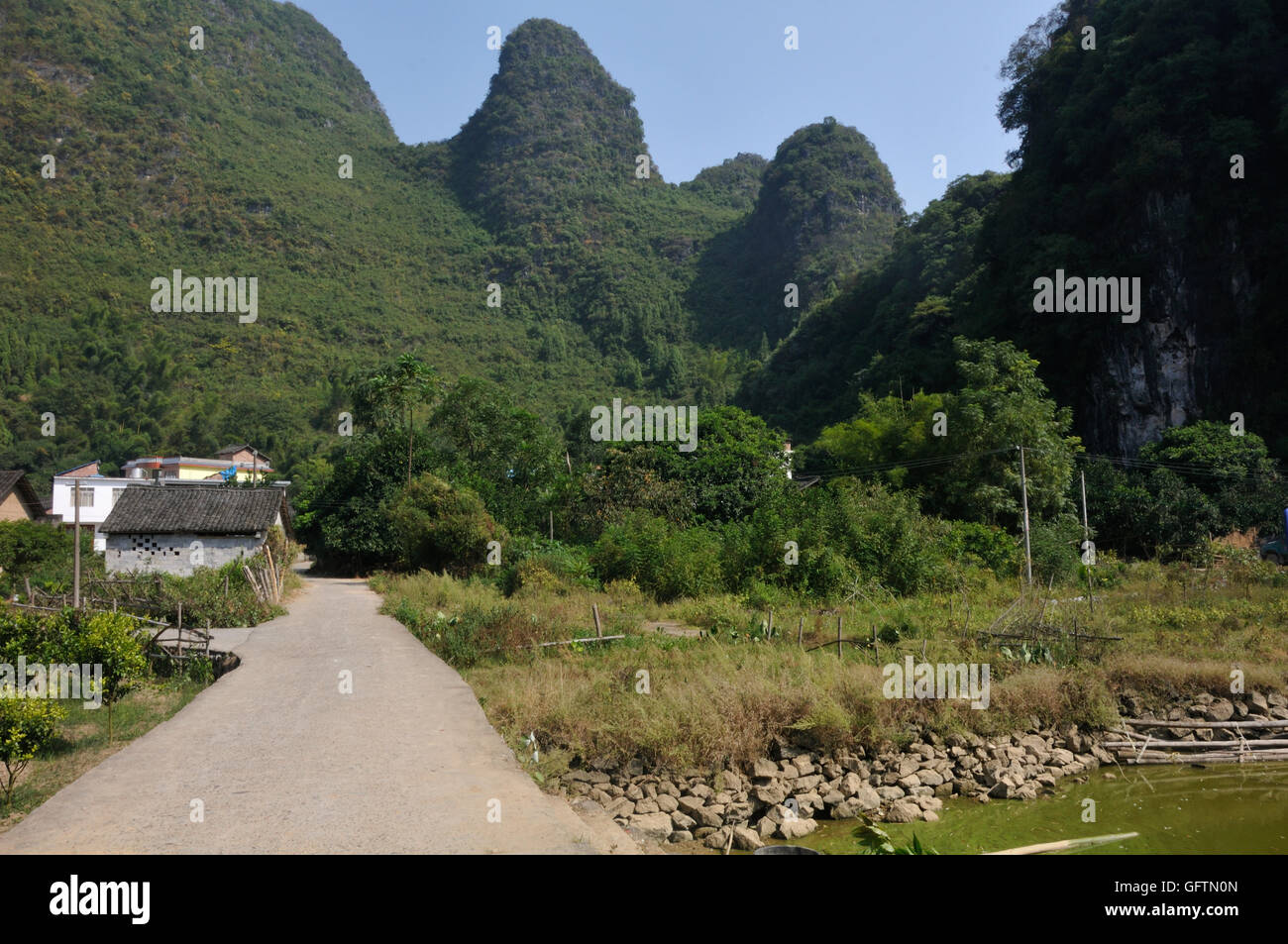 En route près de collines karstiques Xingping, Guangxi, Chine Banque D'Images