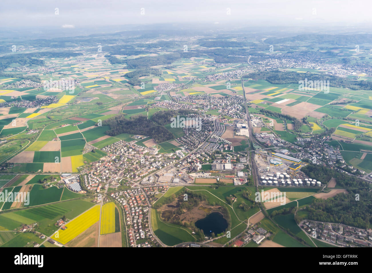 Image aérienne de Niederhasli et Niederglatt, deux villages adjacents dans le canton de Zurich, Suisse. Banque D'Images