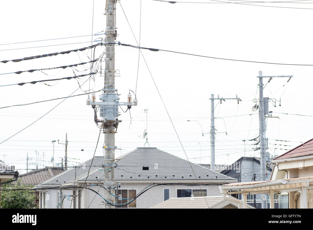 Convertisseur tension japonais sur la colonne d'alimentation en ville Photo  Stock - Alamy