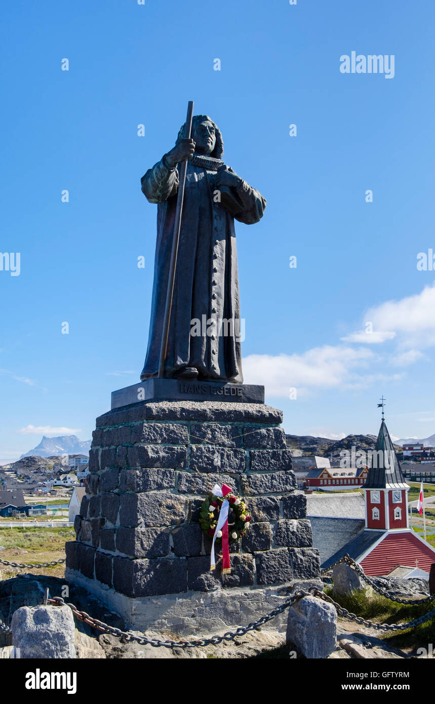 Hilltop statue de Hans Egede missionnaire qui a fondé Nuuk en 1728. L'ouest du Groenland Sermersooq Kolonihavnen Nuuk Banque D'Images