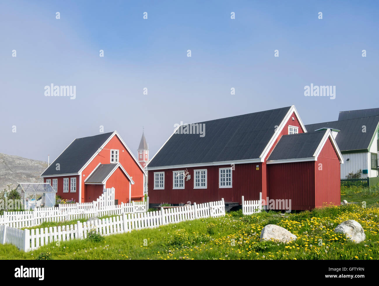 Rouge traditionnelle des maisons avec jardins clos du Groenland en été. Port colonial (Kolonihavnen), Nuuk, Groenland Banque D'Images