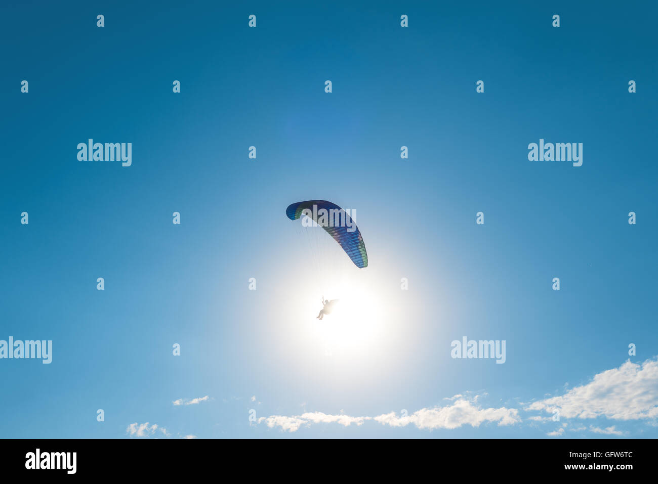 Parachute dans le ciel Banque D'Images