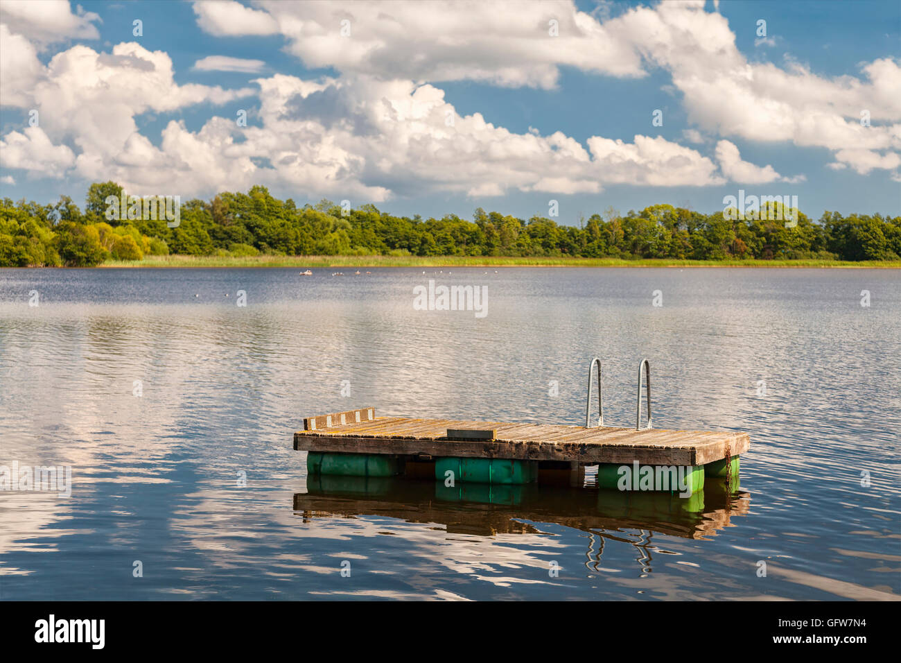 Image d'une jetée flottante dans le lac, Ivosjon la Suède. Banque D'Images