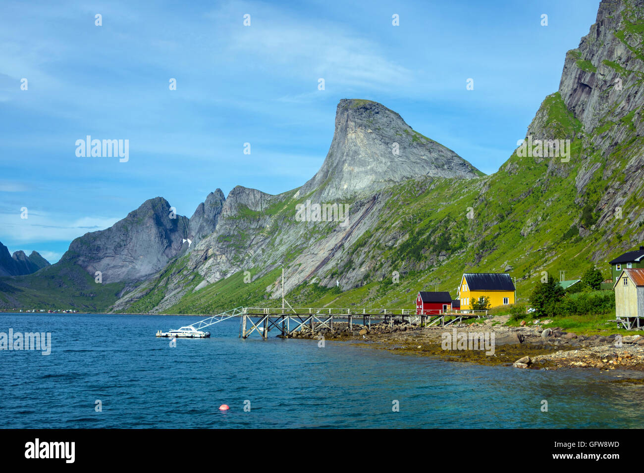 Segltind Kjerkfjord, la montagne, les îles Lofoten, Reine, Moskenes, Norvège Banque D'Images