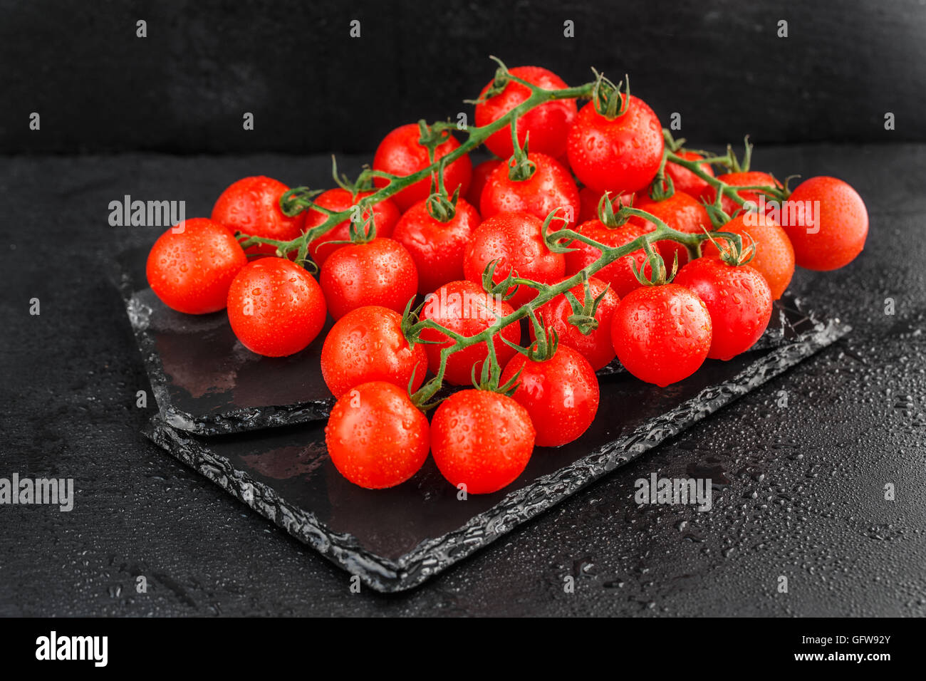 Tomates cerise sur fond d'ardoise Banque D'Images