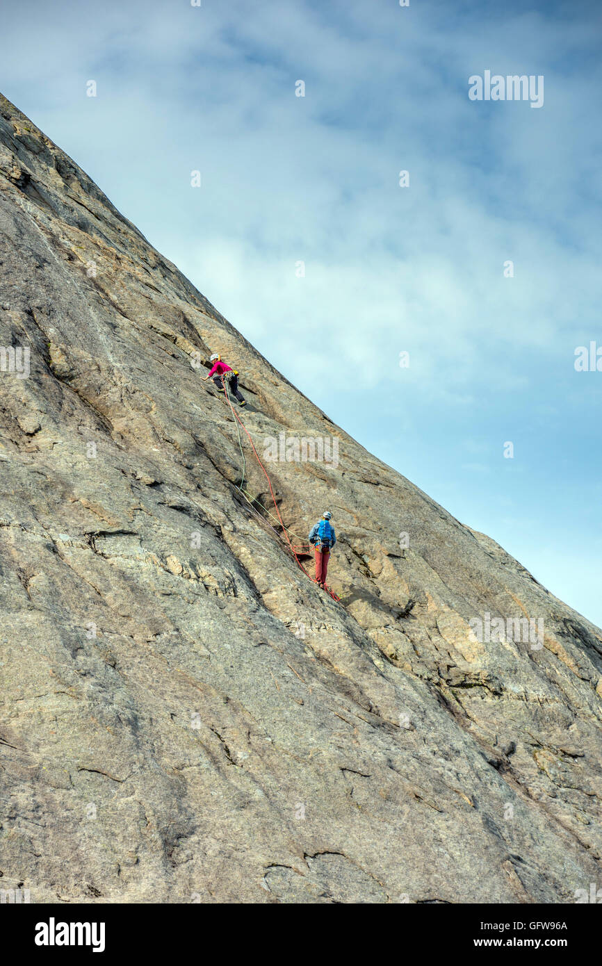 Deux grimpeurs sur Reine dalle, Moskenes, Lofoten Norvège arctique Banque D'Images