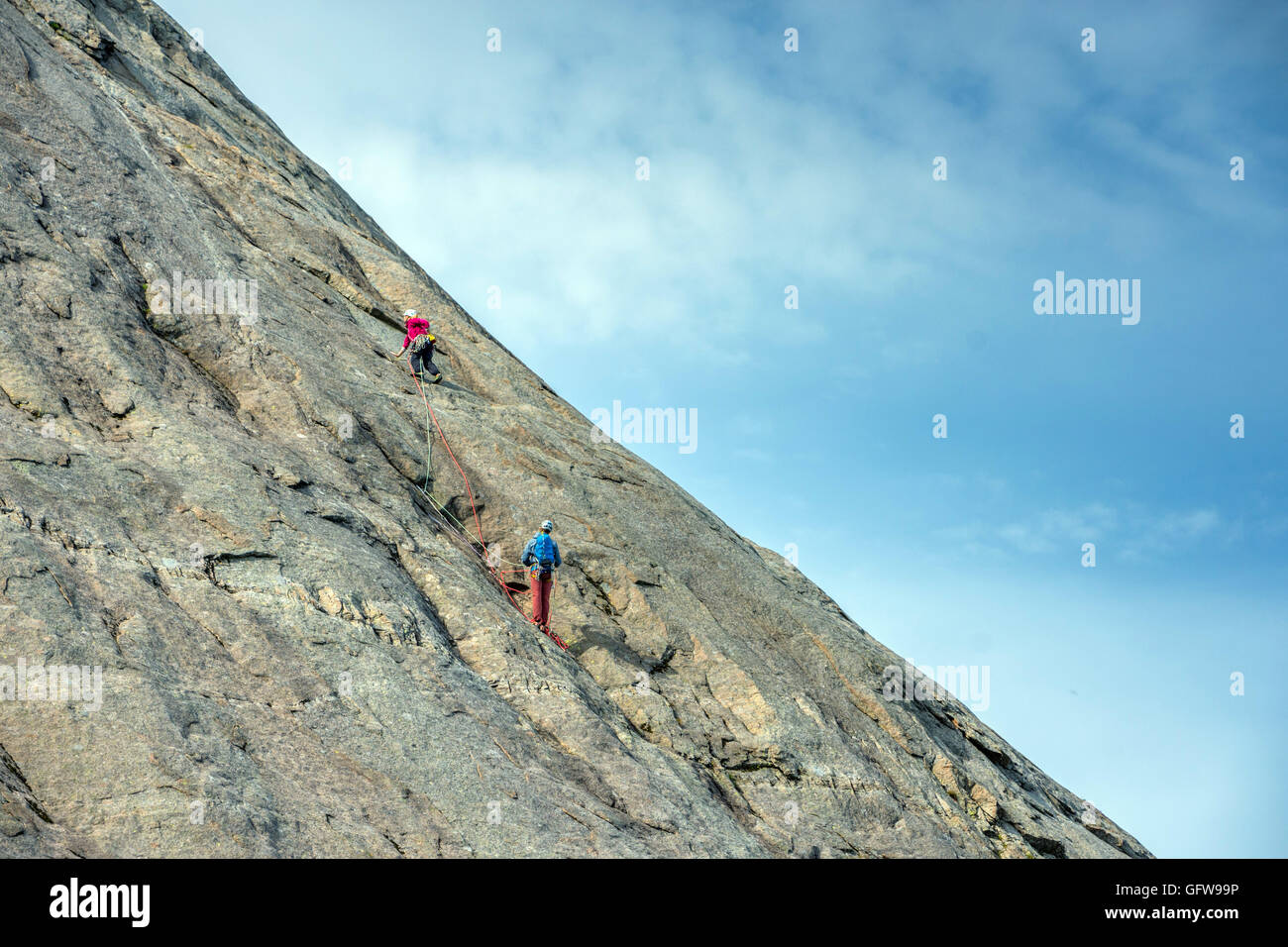 Deux grimpeurs sur Reine dalle, Moskenes, Lofoten Norvège arctique Banque D'Images