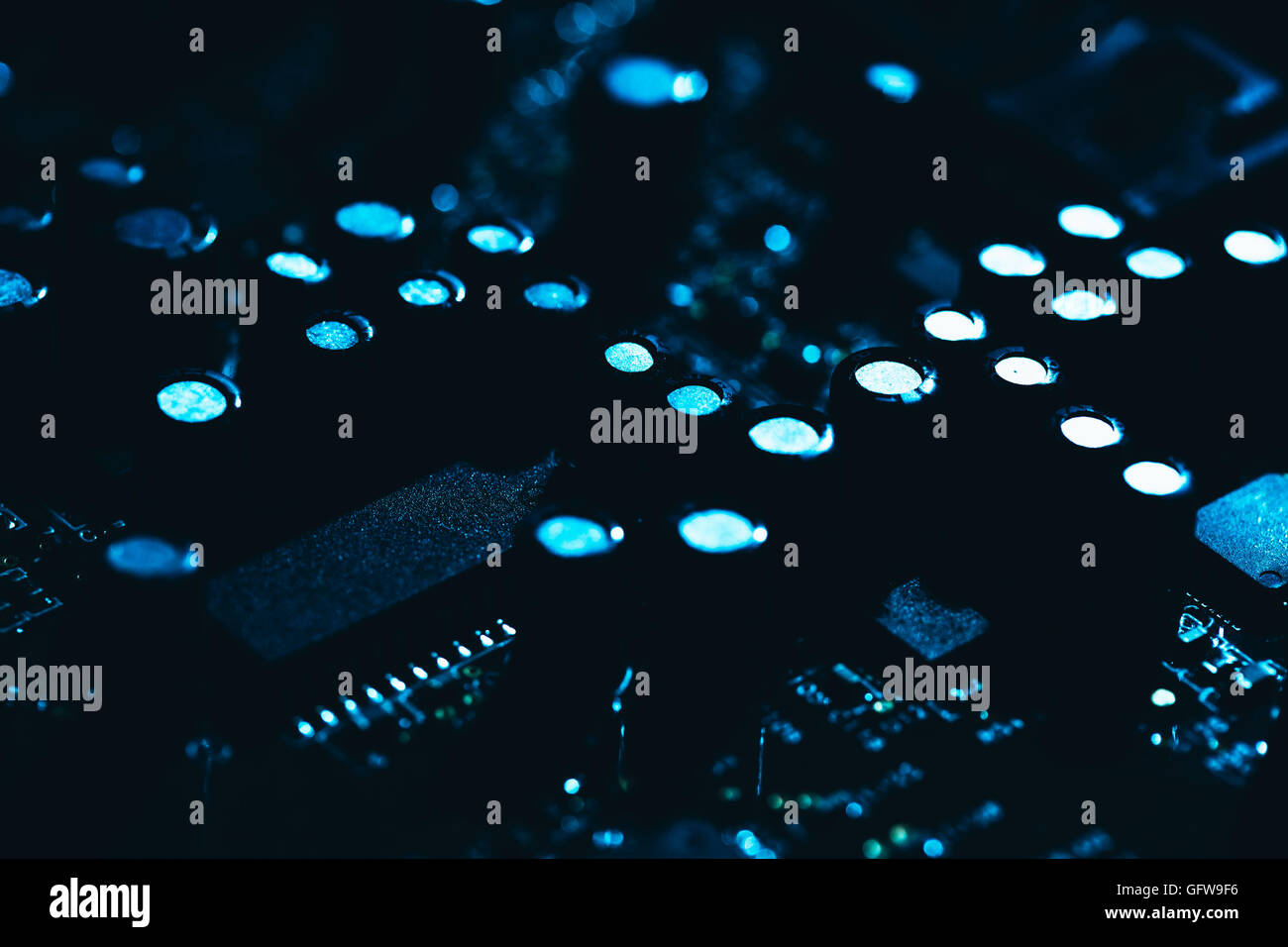 Carte mère de l'ordinateur en bleu fond sombre close-up. Banque D'Images