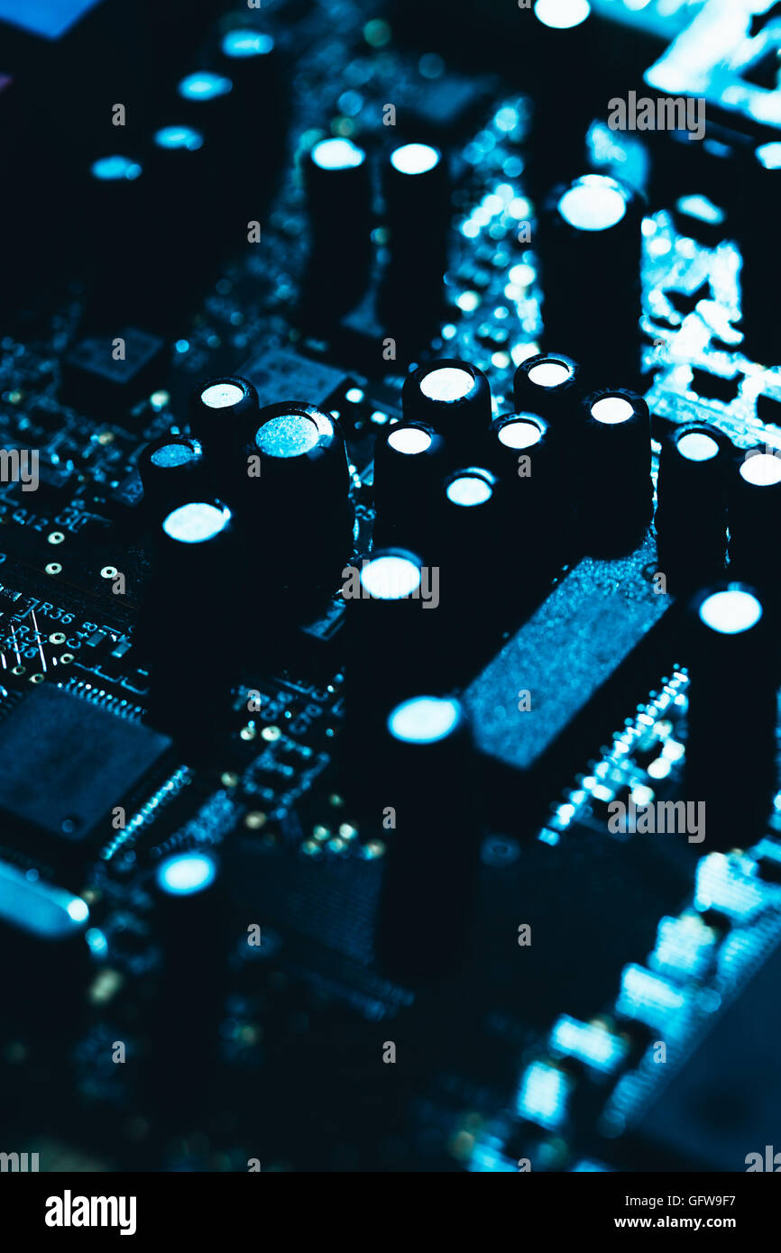 Carte mère de l'ordinateur en bleu fond sombre close-up. Banque D'Images