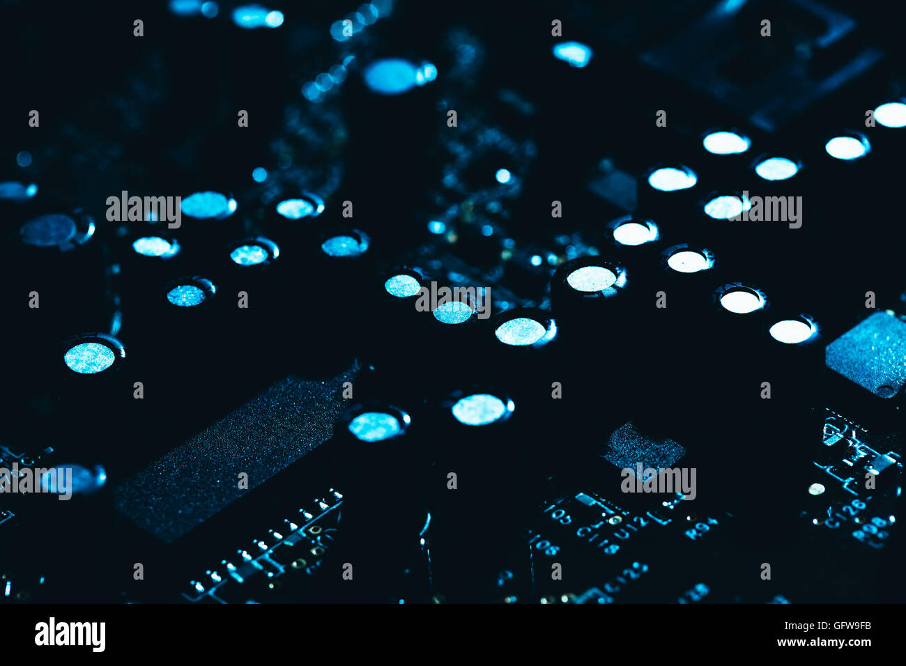 Carte mère de l'ordinateur en bleu fond sombre close-up. Banque D'Images