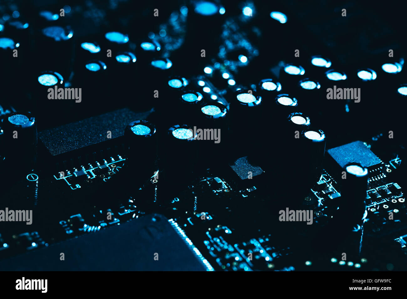 Carte mère de l'ordinateur en bleu fond sombre close-up. Banque D'Images