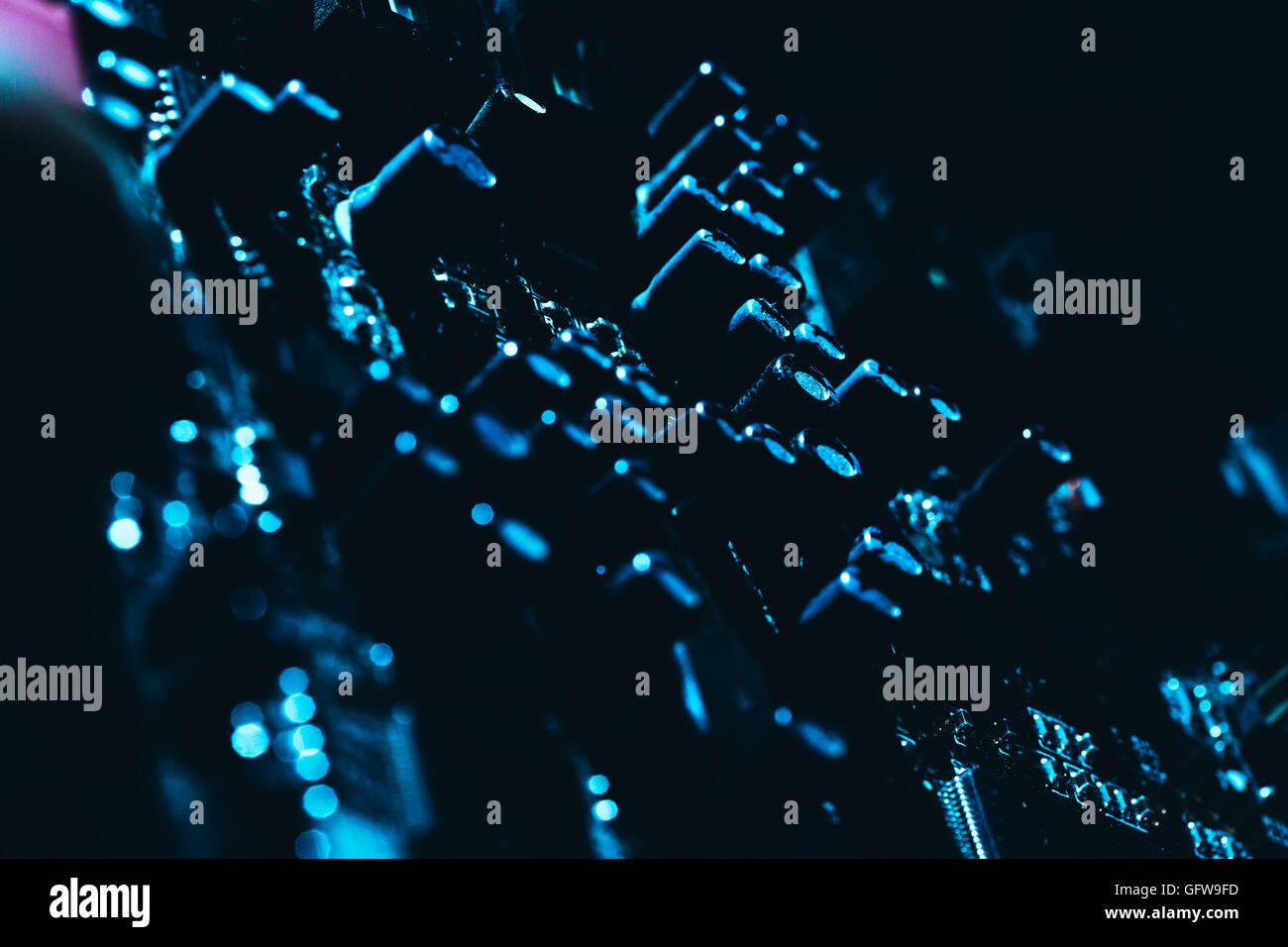 Carte mère de l'ordinateur en bleu fond sombre close-up. Banque D'Images