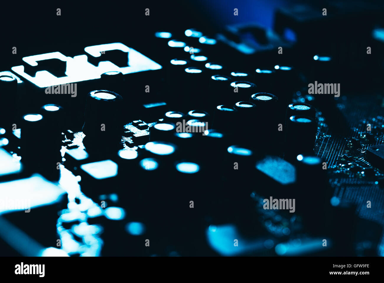 Carte mère de l'ordinateur en bleu fond sombre close-up. Banque D'Images