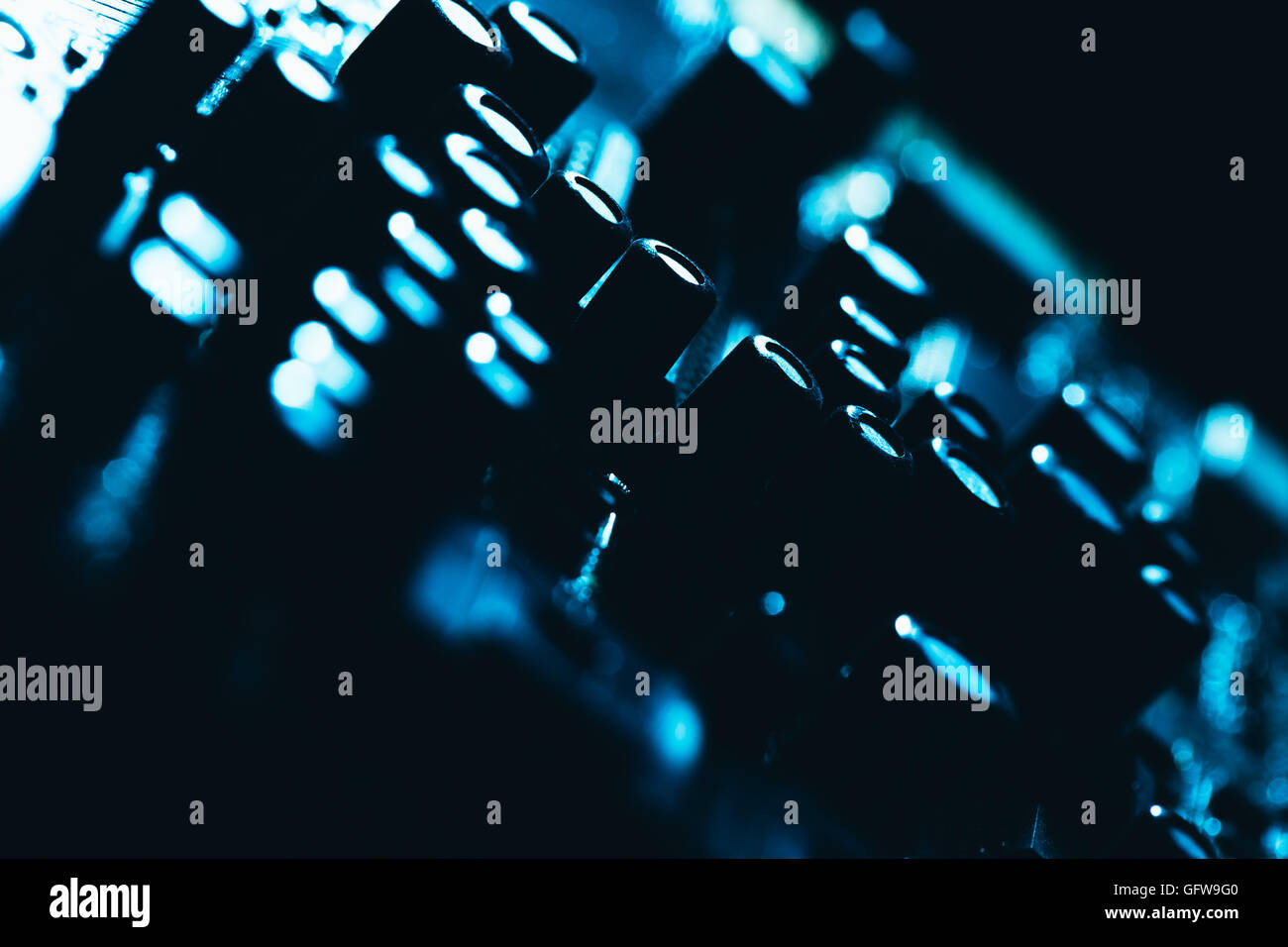 Carte mère de l'ordinateur en bleu fond sombre close-up. Banque D'Images