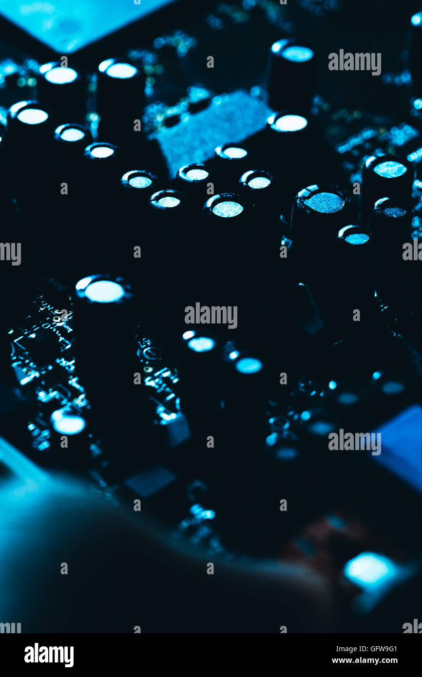 Carte mère de l'ordinateur en bleu fond sombre close-up. Banque D'Images