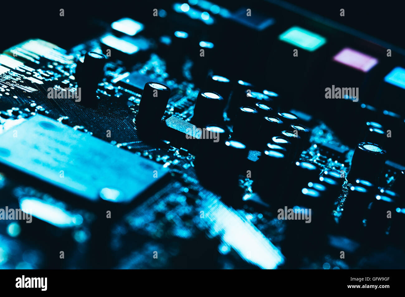 Carte mère de l'ordinateur en bleu fond sombre close-up. Banque D'Images