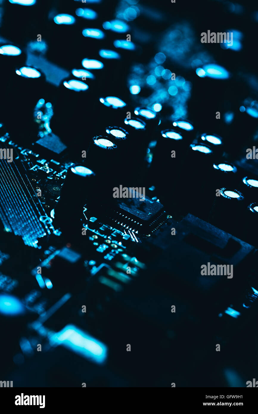 Carte mère de l'ordinateur en bleu fond sombre close-up. Banque D'Images