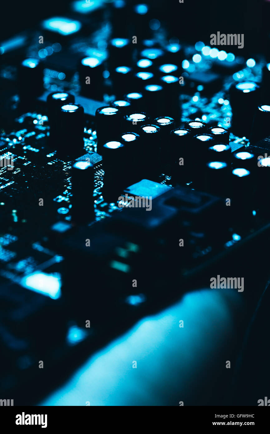 Carte mère de l'ordinateur en bleu fond sombre close-up. Banque D'Images