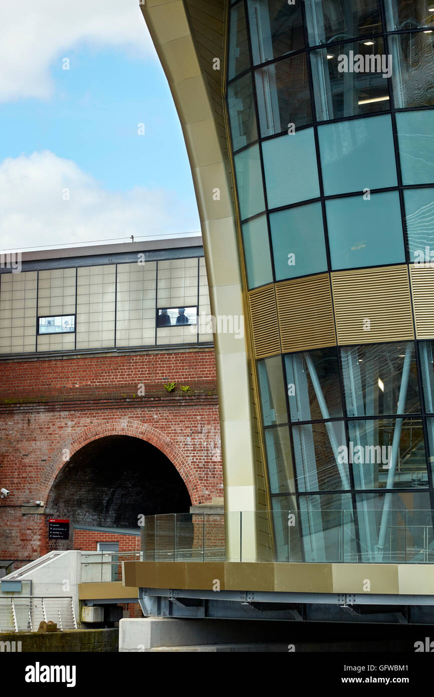 La gare de Leeds, entrée Sud entrée emblématique de l'aluminium anodisé de couleur or et bardeaux de vitrage Banque D'Images