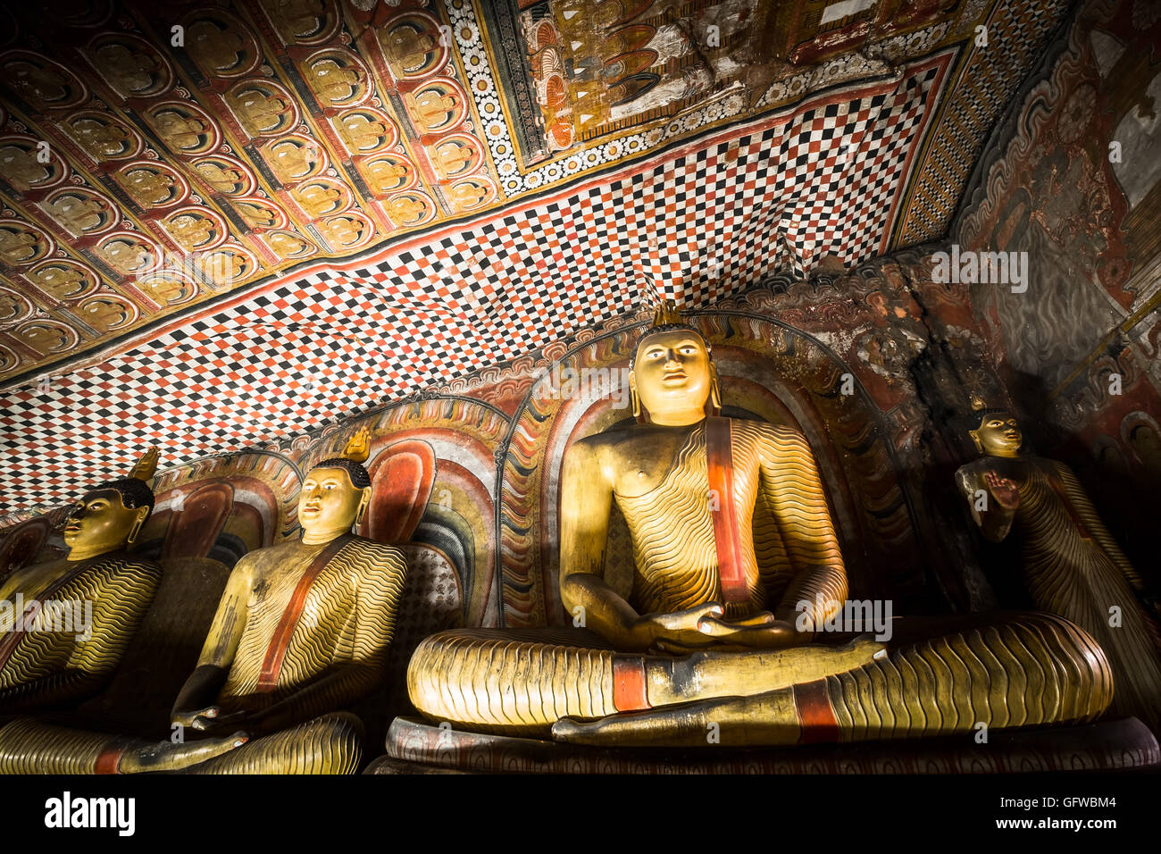 La vue étonnante de statues de Bouddhas de lot et à l'intérieur de la sculpture religieuse en grotte Golden Temple sacré. Dambulla, Sri Lanka billet destin Banque D'Images
