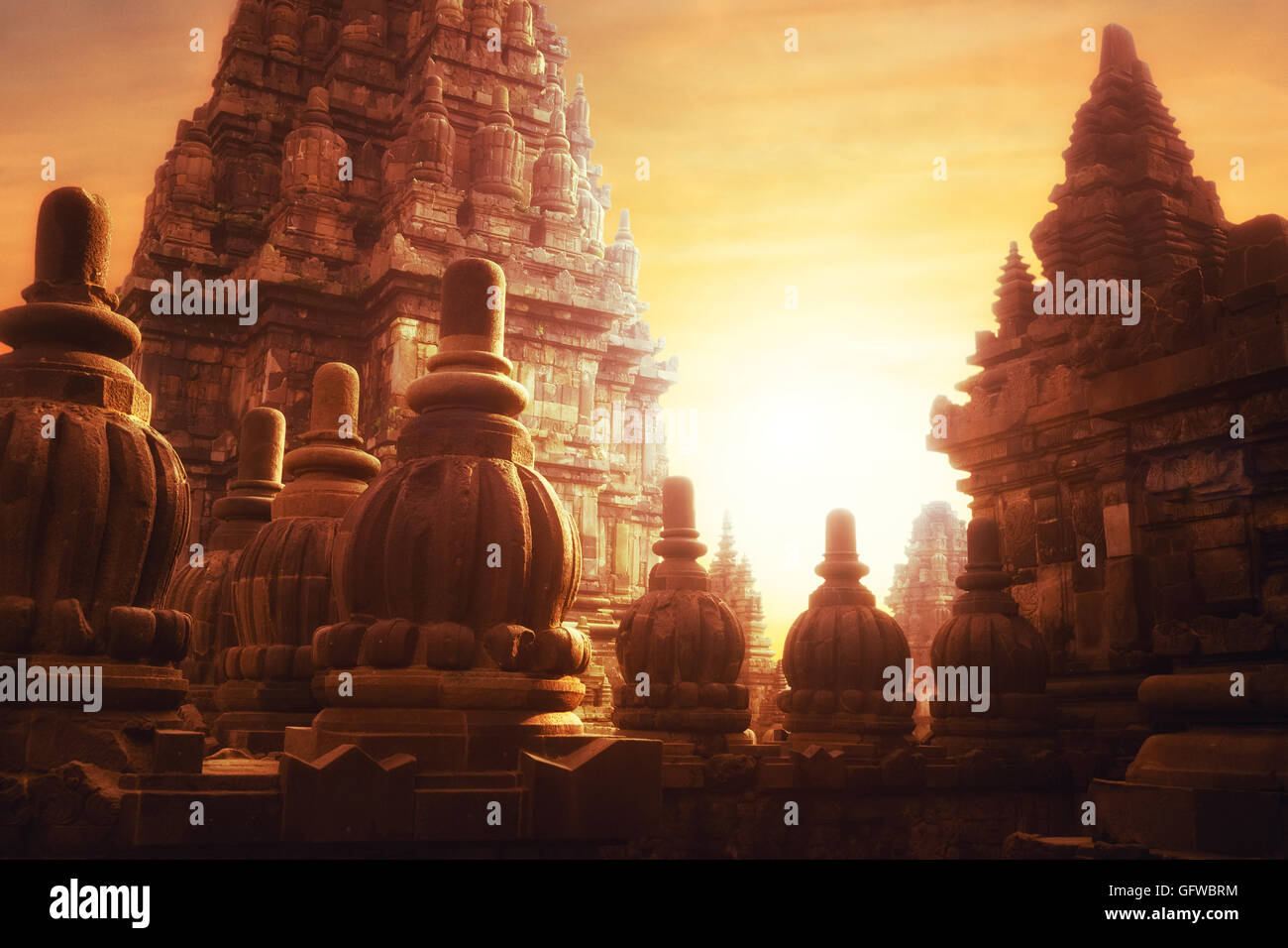Au lever du soleil magnifique temple de Prambanan. Grande architecture hindoue dans Yogyakarta. L'île de Java, Indonésie Banque D'Images