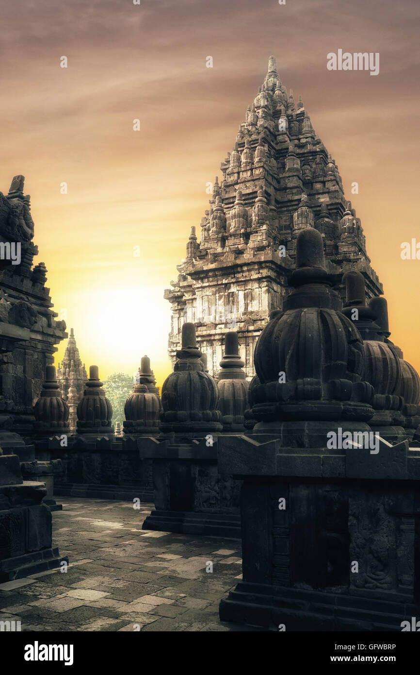 Au lever du soleil magnifique temple de Prambanan. Grande architecture hindoue dans Yogyakarta. L'île de Java, Indonésie Banque D'Images