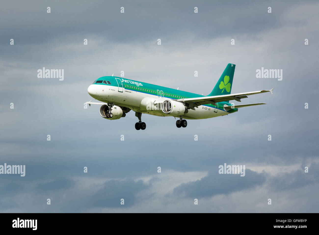 Aer Lingus avion volant dans les airs avec des roues vers le bas Banque D'Images