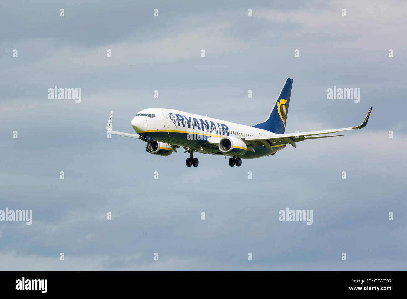 Avion de Ryanair dans l'air avec des roues vers le bas Banque D'Images