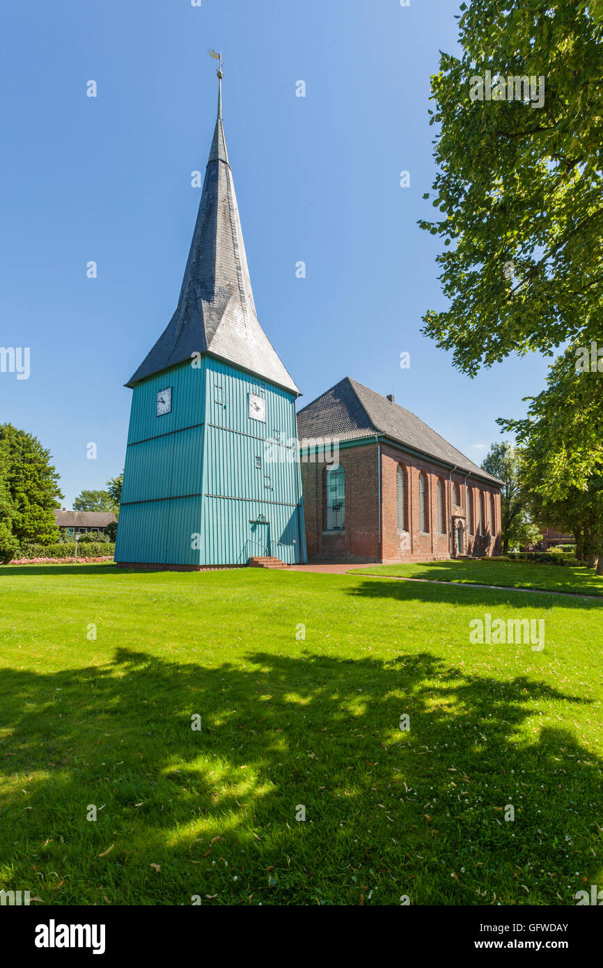 St.-Margarethen église avec son clocher en bois bleu à Sankt Margarethen village, Schleswig-Holstein, Allemagne Banque D'Images