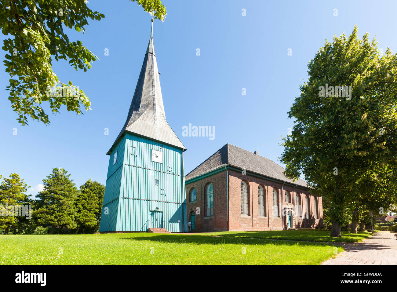 St.-Margarethen église avec son clocher en bois bleu à Sankt Margarethen village, Schleswig-Holstein, Allemagne Banque D'Images