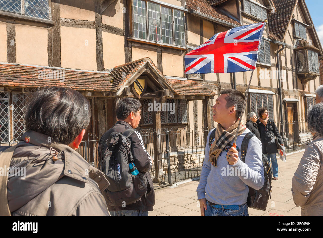 Chinese tourist UK, un groupe de touristes chinois visitent la maison dans laquelle William Shakespeare est né, Stratford upon Avon, Warwickshire, Angleterre. Banque D'Images