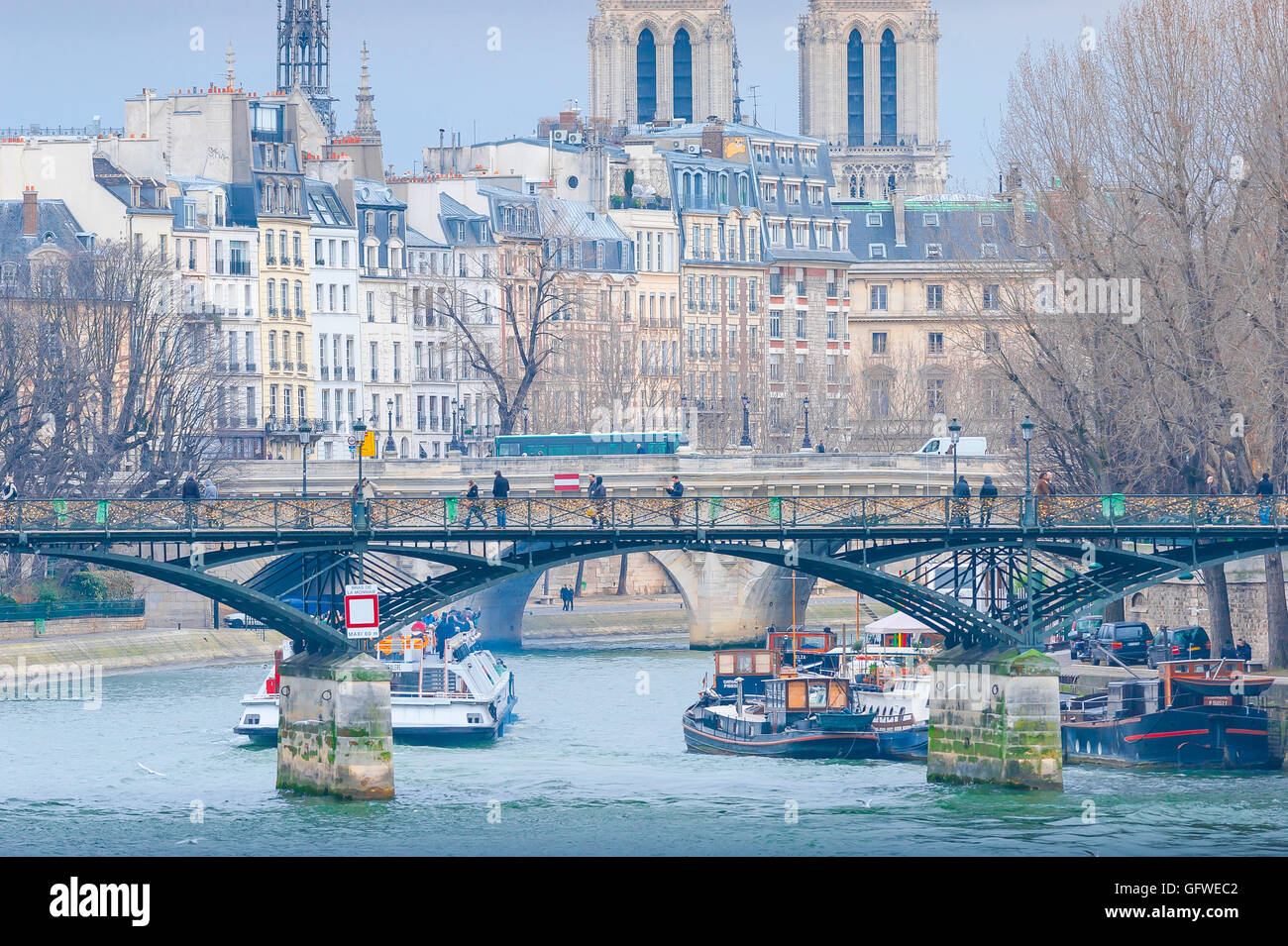 Paris hiver, vue en hiver de deux ponts de Paris - le Pont neuf et le Pont des Arts - enjambant la Seine, France. Banque D'Images